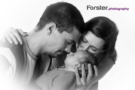 Junge Eltern mit Baby beim Newborn-Fotoshooting in Iserlohn