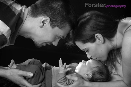 Junge Eltern mit Baby beim Newborn-Fotoshooting in Iserlohn