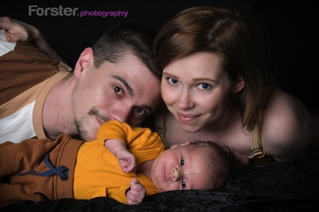 Junge Eltern mit Baby beim Newborn-Fotoshooting in Iserlohn