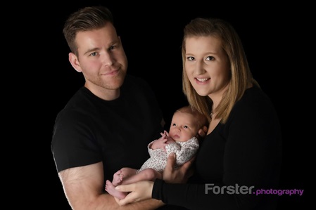 Junge Eltern mit Baby beim Newborn-Fotoshooting in Iserlohn