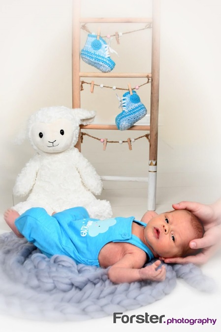 Kleines Baby beim Newborn-Fotoshooting in Iserlohn