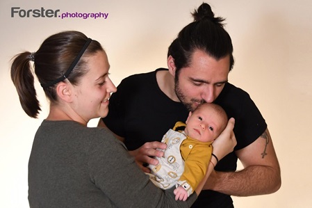 Junge Eltern mit Baby beim Newborn-Fotoshooting in Iserlohn