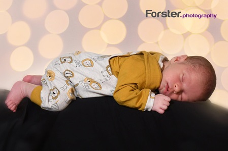 Kleines Baby beim Newborn-Fotoshooting in Iserlohn