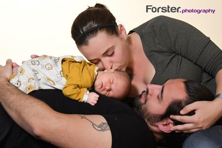 Junge Eltern mit Baby beim Newborn-Fotoshooting in Iserlohn