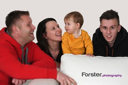 Junge Familie mit Baby beim Newborn-Fotoshooting in Iserlohn