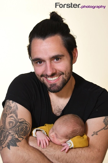 Junger Vater mit Baby beim Newborn-Fotoshooting in Iserlohn