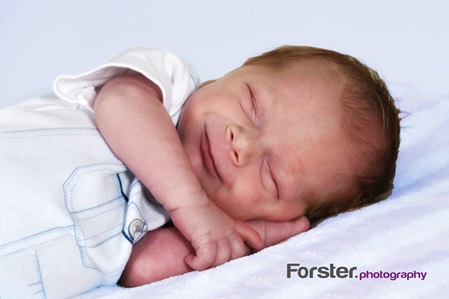 Kleines Baby beim Newborn-Fotoshooting in Iserlohn