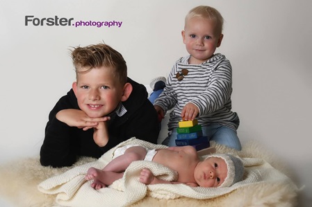 Kleines Baby mit Geschwisterchen beim Newborn-Fotoshooting in Iserlohn