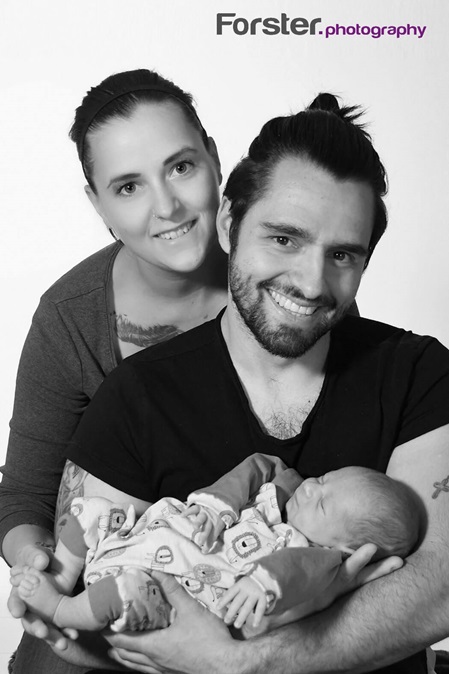 Junge Eltern mit Baby beim Newborn-Fotoshooting in Iserlohn