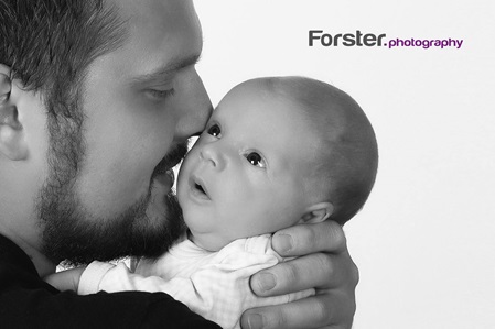 Junger Vater mit Baby beim Newborn-Fotoshooting in Iserlohn