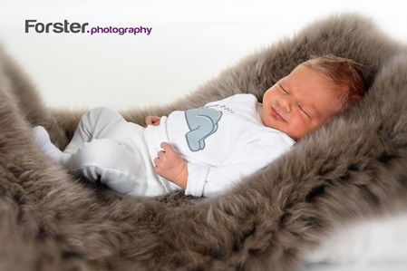 Kleines Baby beim Newborn-Fotoshooting in Iserlohn