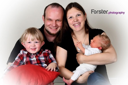 Junge Eltern mit Baby beim Newborn-Fotoshooting in Iserlohn