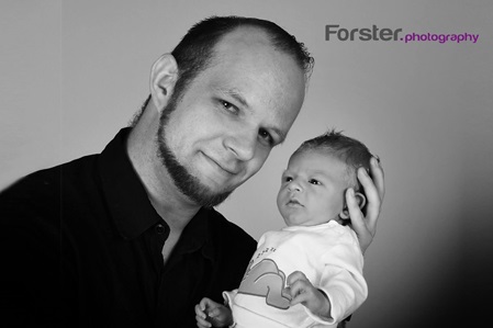 Junger Vater mit Baby beim Newborn-Fotoshooting in Iserlohn