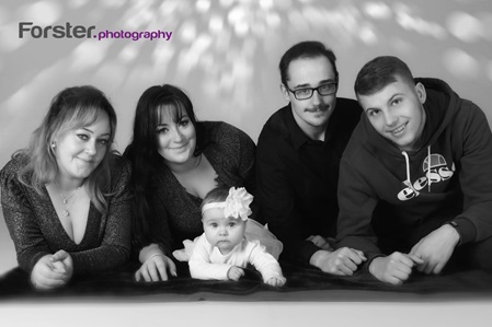 Junge Familie mit Baby beim Newborn-Fotoshooting in Iserlohn