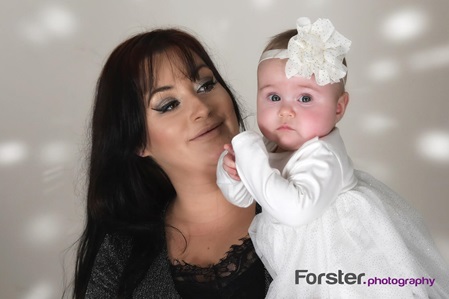 Junge Mutter mit Baby beim Newborn-Fotoshooting in Iserlohn