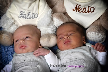Kleine Zwillinge beim Newborn-Fotoshooting in Iserlohn