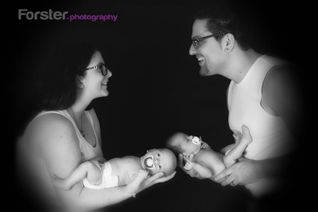 Junge Eltern mit Baby beim Newborn-Fotoshooting in Iserlohn