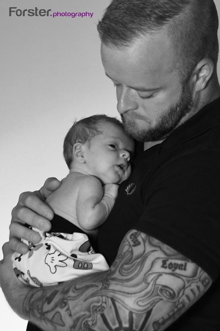 Junger Vater mit Baby beim Newborn-Fotoshooting in Iserlohn