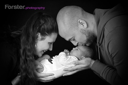 Junge Eltern mit Baby beim Newborn-Fotoshooting in Iserlohn