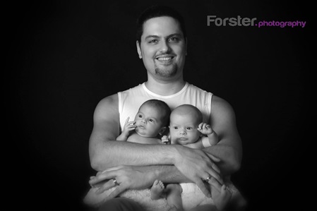 Junger Vater mit Zwillingen beim Newborn-Fotoshooting in Iserlohn