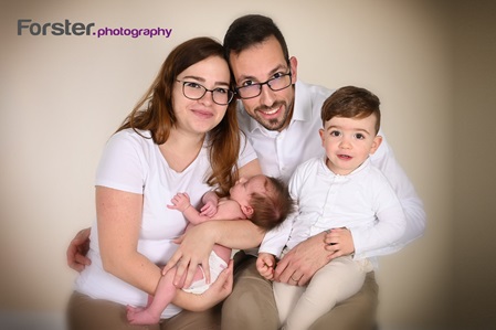 Junge Eltern mit Baby beim Newborn-Fotoshooting in Iserlohn