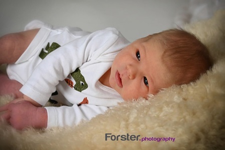 Kleines Baby beim Newborn-Fotoshooting in Iserlohn