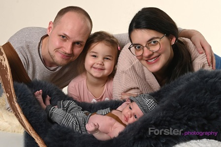 Junge Familie mit Baby beim Newborn-Fotoshooting in Iserlohn