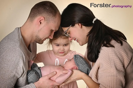 Junge Eltern mit Baby beim Newborn-Fotoshooting in Iserlohn