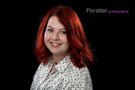 junge Frau mit roten Haaren beim Bewerbungs-Fotoshooting