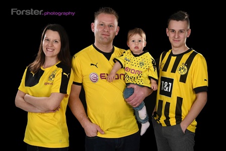 Familie im BVB-Trikot von Borussia Dortmund beim Fotoshooting in Iserlohn