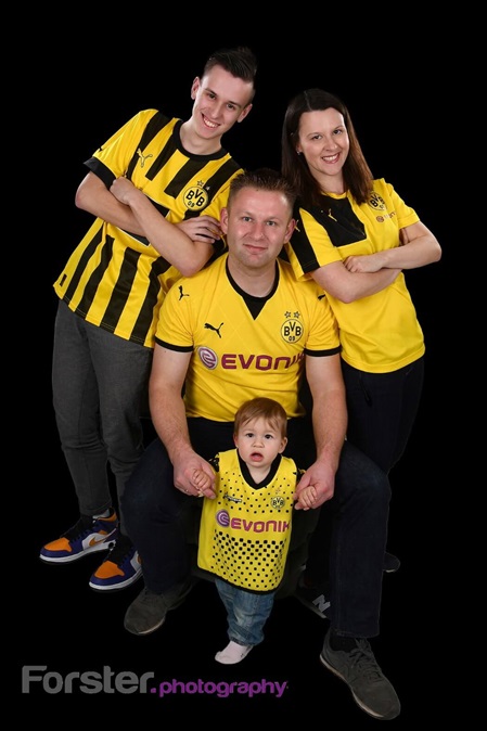 Familie im BVB-Triko von Borussia Dortmund beim Fotoshooting in Iserlohn