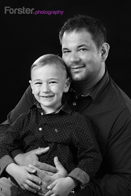 Junger Mann mit Sohn lächelt in die Kamera beim Fotoshooting in Iserlohn