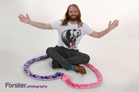 Junger Mann lächelt in die Kamera beim Fotoshooting in Iserlohn