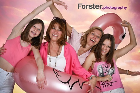 Gruppe mit 4 Frauen lächelt in die Kamera beim Fotoshooting in Iserlohn