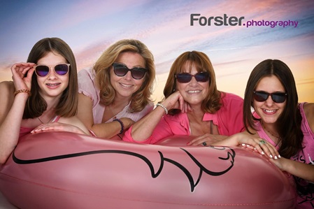 Gruppe mit 4 Frauen lächelt in die Kamera beim Fotoshooting in Iserlohn