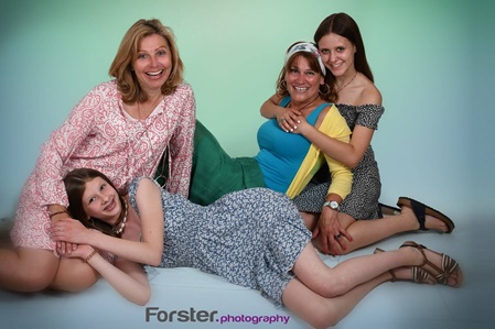 Gruppe mit 4 Frauen lächelt in die Kamera beim Fotoshooting in Iserlohn