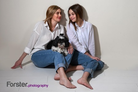 Mutter mit Tochter und einem kleinen Hund beim Fotoshooting in Iserlohn