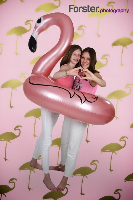 Zwei junge Frauen lächeln in die Kamera beim Fotoshooting in Iserlohn