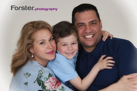 Junge Familie lächelt in die Kamera beim Fotoshooting in Iserlohn