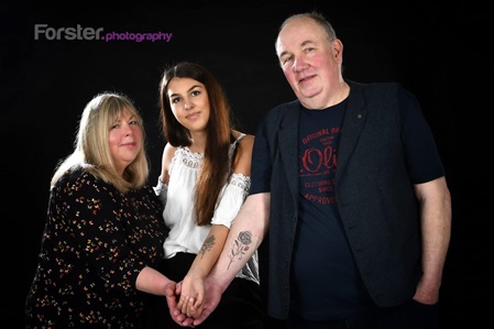Oma, Opa und Enkelin zeigen ihre Tattoos beim Fotoshooting in Iserlohn