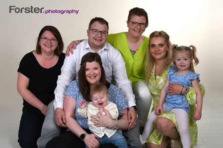 Große Familie lächelt in die Kamera beim Fotoshooting in Iserlohn