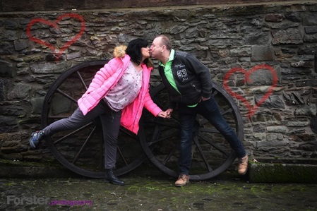Junges Paar küsst sich beim Fotoshooting in Iserlohn