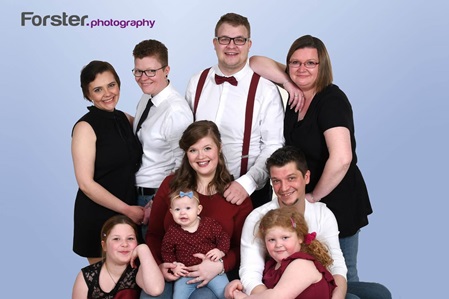 Junge Familie lächelt in die Kamera beim Fotoshooting in Iserlohn