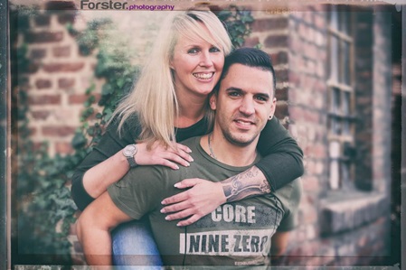Junges Paar lächelt in die Kamera beim Fotoshooting in Iserlohn