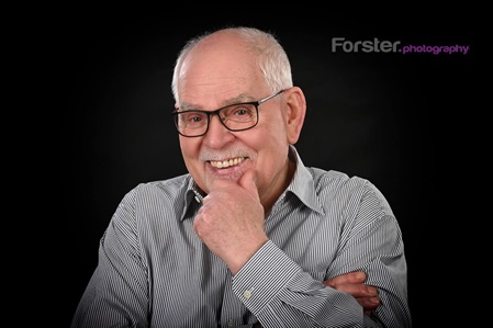 Alter Mann lächelt verschmitzt in die Kamera beim Fotoshooting in Iserlohn