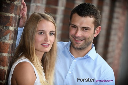 Junges Paar lächelt in die Kamera beim Fotoshooting in Iserlohn