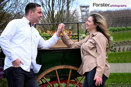 Junges Paar schaut sich in die Augen beim Fotoshooting im Sauerlandpark