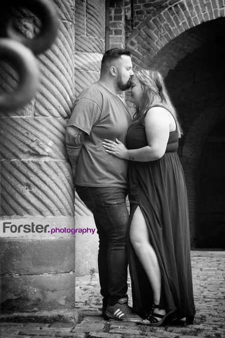 Junges Paar küsst sich beim Fotoshooting in Iserlohn