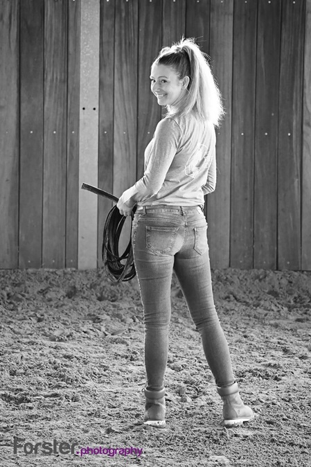 Junge Frau mit blonden Haaren hat eine Longe in der Hand bei einem Fotoshooting in Iserlohn.