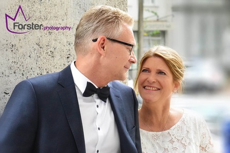 Hochzeitspaar beim Brautpaar-Fotoshooting schaut sich lächelnd in die Augen